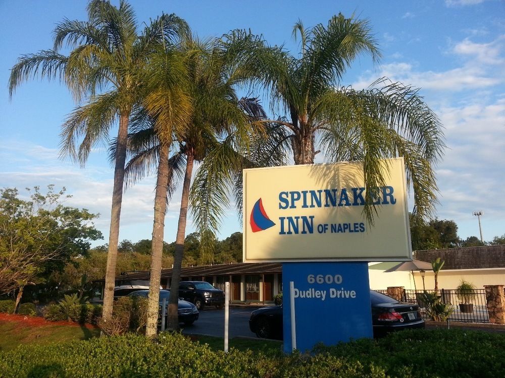 Spinnaker Of Naples Motel 2*
