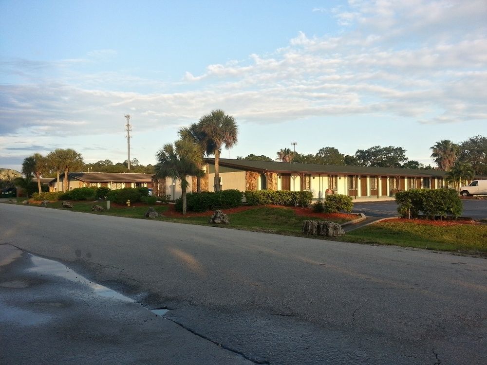 Spinnaker Of Naples Motel
