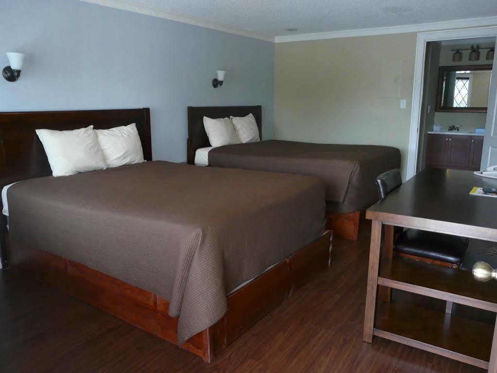 Spinnaker Of Naples Motel 2*