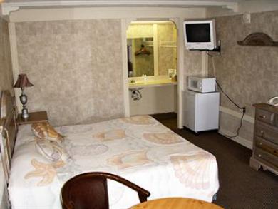 Spinnaker Of Naples Motel 2*